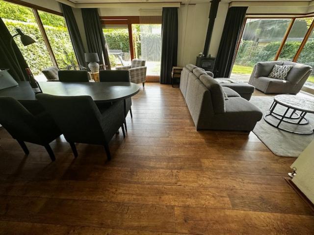 Topparken Veluwe Chalet: Private Garden Retreat in Beekbergen Exterior photo