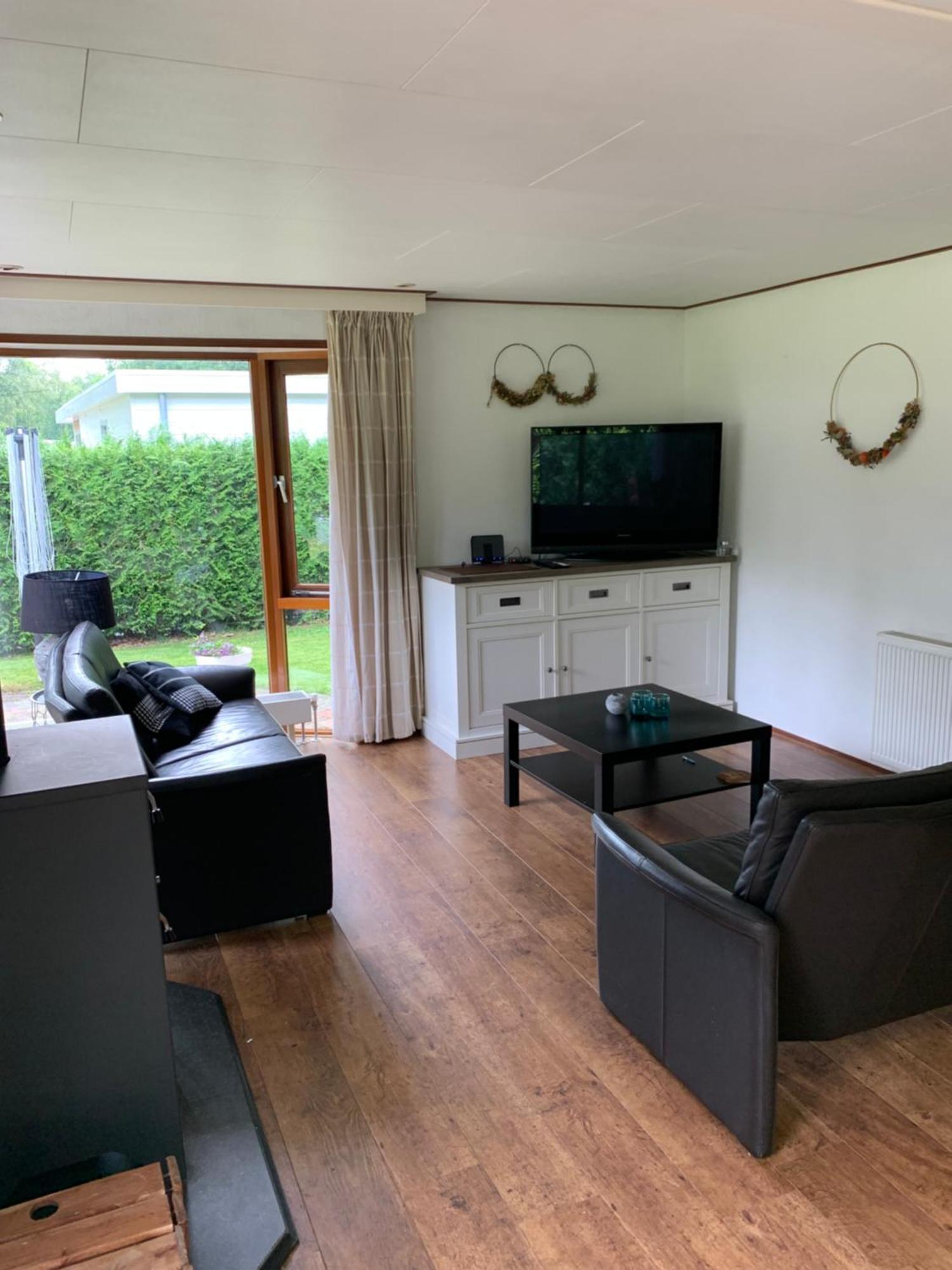 Topparken Veluwe Chalet: Private Garden Retreat in Beekbergen Room photo